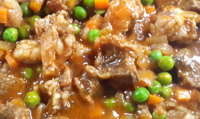 Гуляш из индейки с зеленым горошком