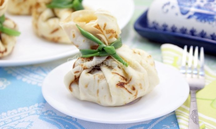 Блинные узелки с курицей