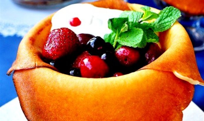 Блинчики десертные с сырным кремом и ягодами