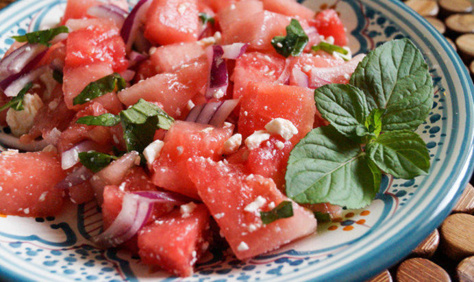 Салат с арбузом и красным луком