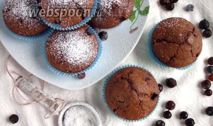 Шоколадные кексы со смородиной
