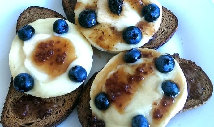 Тосты с бри, яблоками и свежими ягодами