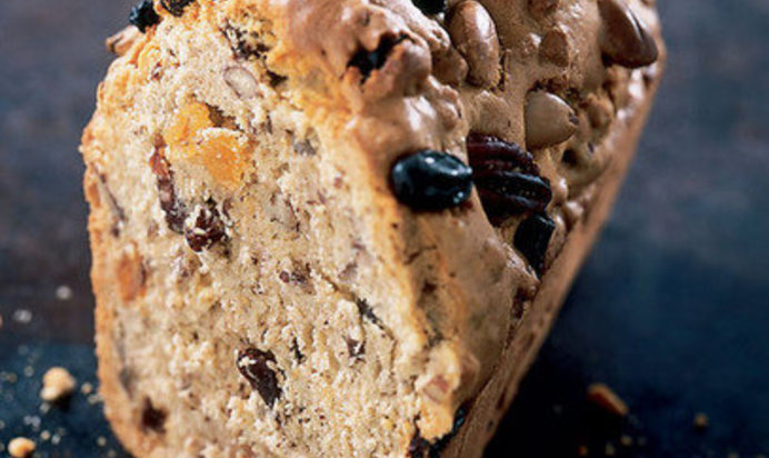 Кекс с изюмом и орехами