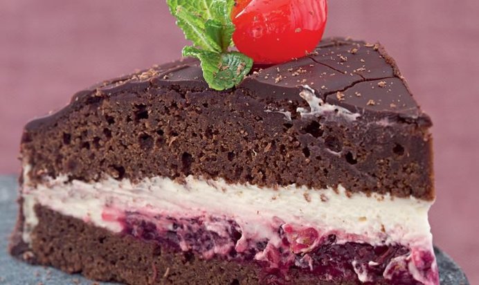 Шоколадный торт с вишней