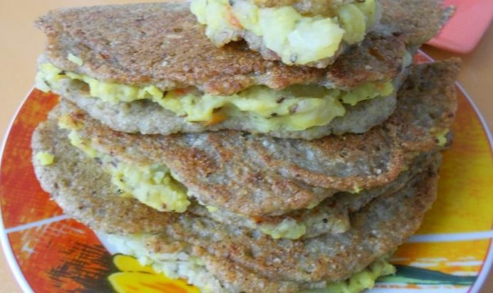 Индийские блины с картофелем и чечевицей