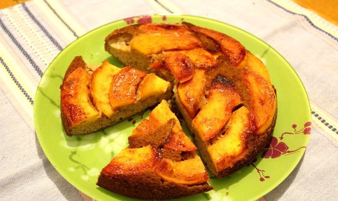 Шарлотка с айвой