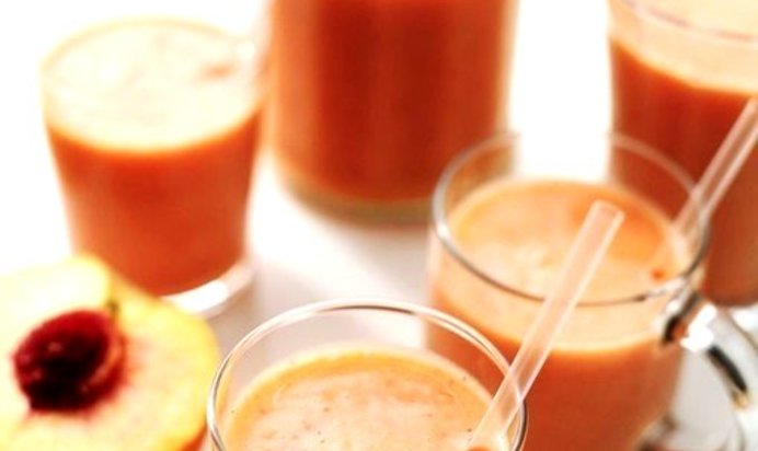 Персиково-клубничный коктейль