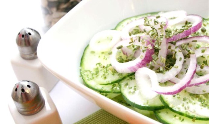 Огуречный салат с красным луком, укропом и сметаной по‑гречески
