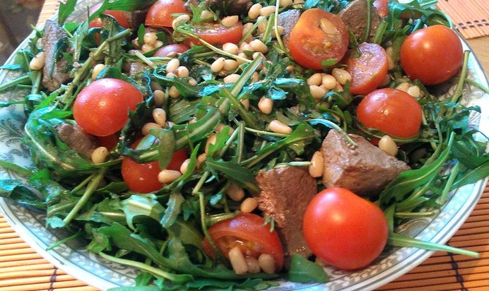 Салат «Израильский» с говяжьей печенью и рукколой