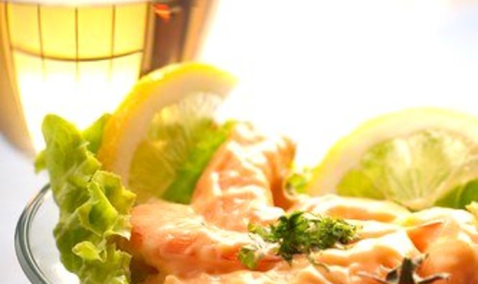 Коктейль из королевских креветок с черри и йогуртово-лимонным соусом