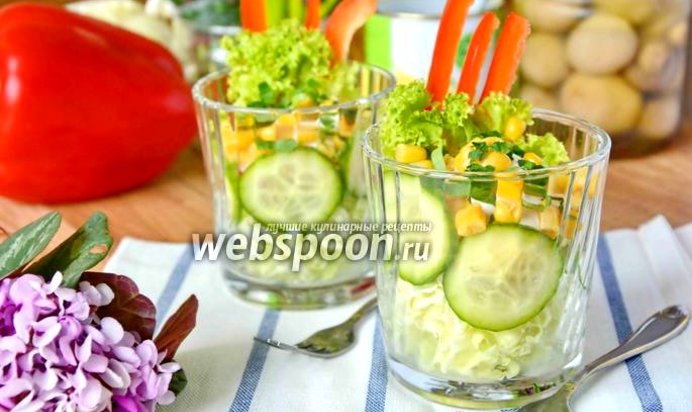 Овощной салат в стаканах с пекинской капустой