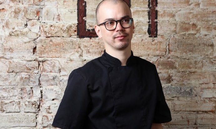 Блины с карамелизированным бананом, гранолой и шоколадным мороженым от Тимура Абузярова