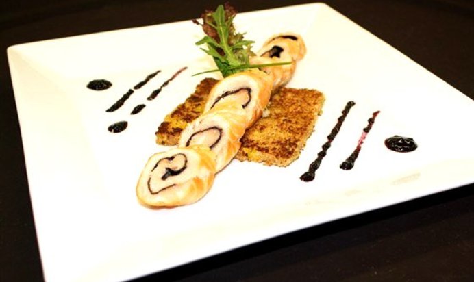 Рулет из лосося на подставке из блинчика с апельсинами и соусом из черники и имбиря