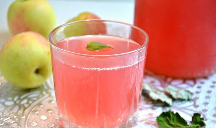 Компот из слив и яблок с листьями малины