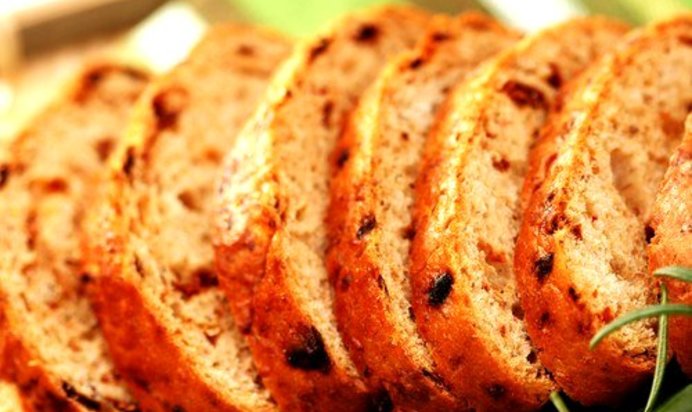 Кекс с помидорами и миндалем