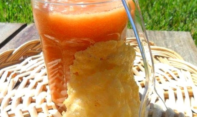 Острый гаспачо с чипсами из пармезана (Gaspacho épicé et tuiles au parmesan)