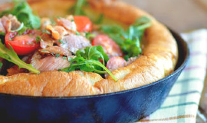 Dutch baby pancake c острым мясным салатом