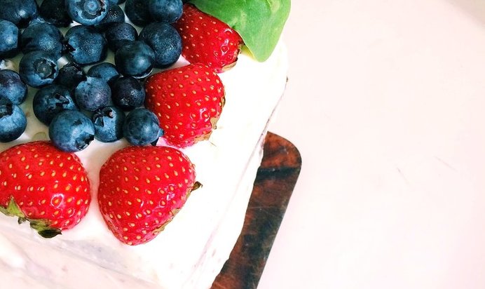 Шоколадный торт со свежими ягодами