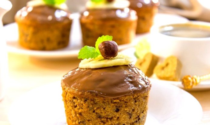 Шоколадные кексы с бананами и фундуком