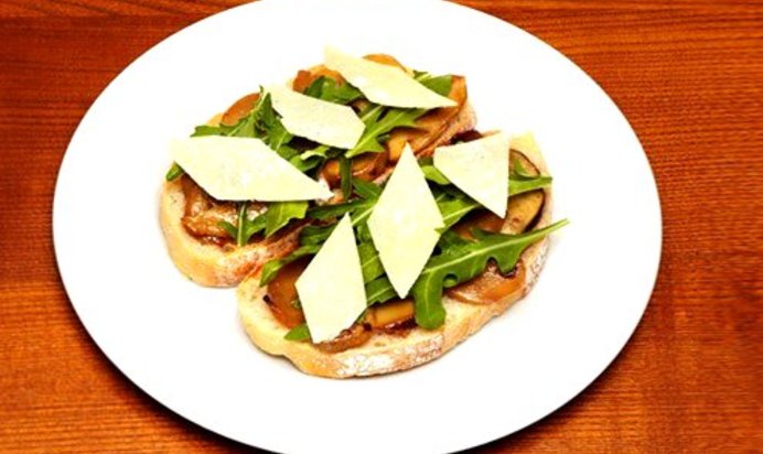 Брускетта с белыми грибами и рукколой