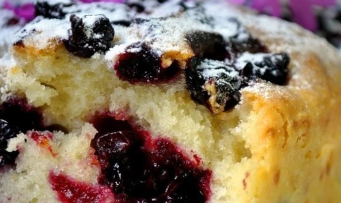 Кекс с черной смородиной