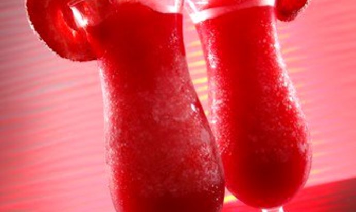 Ледяной арбузный коктейль с клубникой