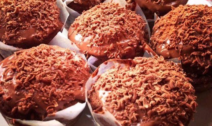Шоколадные маффины с шоколадной крошкой и орехами