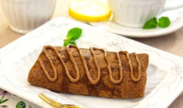 Шоколадные блинчики с бананами и орехами