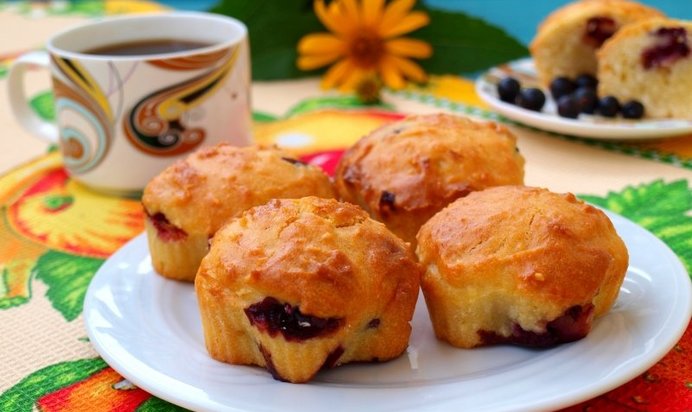 Ягодные кексы с кокосовой стружкой