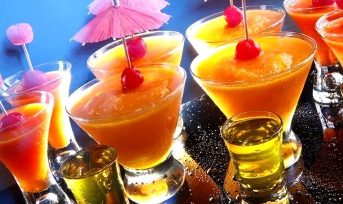 Коктейль с сорбетом из ананаса и персиков