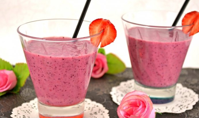 Клубнично-черничный напиток с молоком и медом