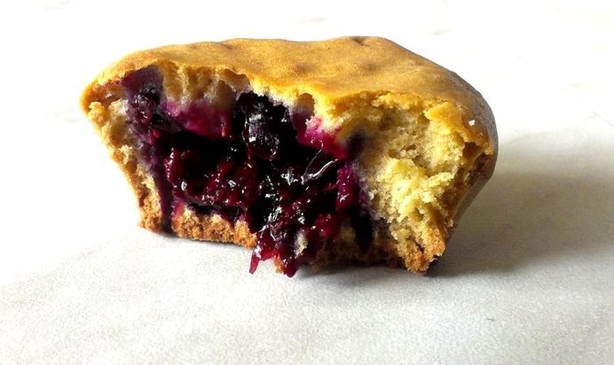 Летние кексы с малиной и черной смородиной