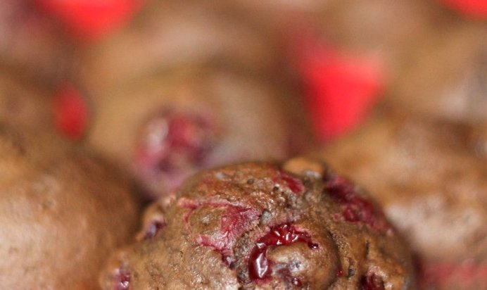 Шоколадные кексы с клюквой