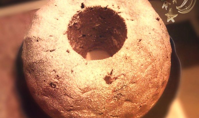 Шоколадный кекс с яблоками и красной смородиной