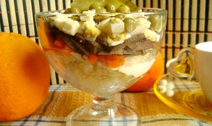 Печеночный салат-коктейль с горошком и яйцами