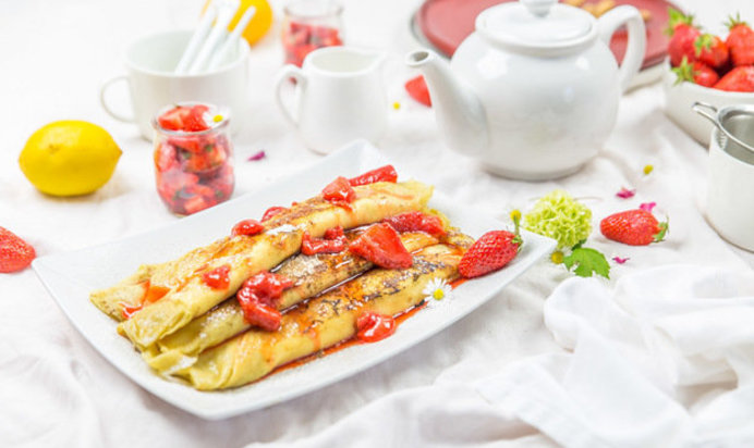 Блинчики с рикоттой и клубничным сиропом