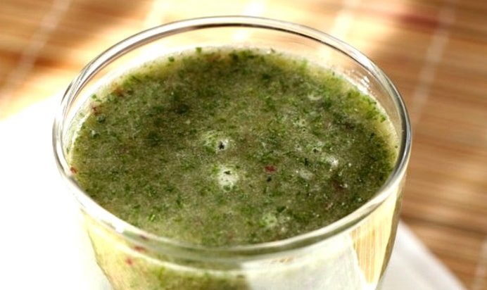 Зеленый коктейль с вишней