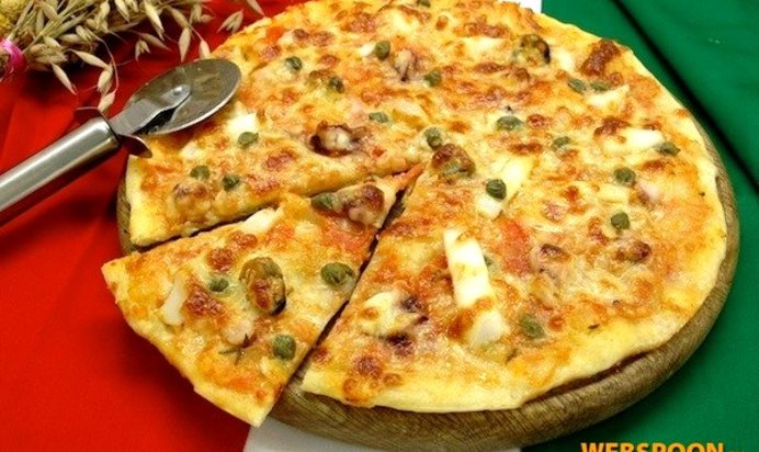 Пицца с коктейлем из морепродуктов