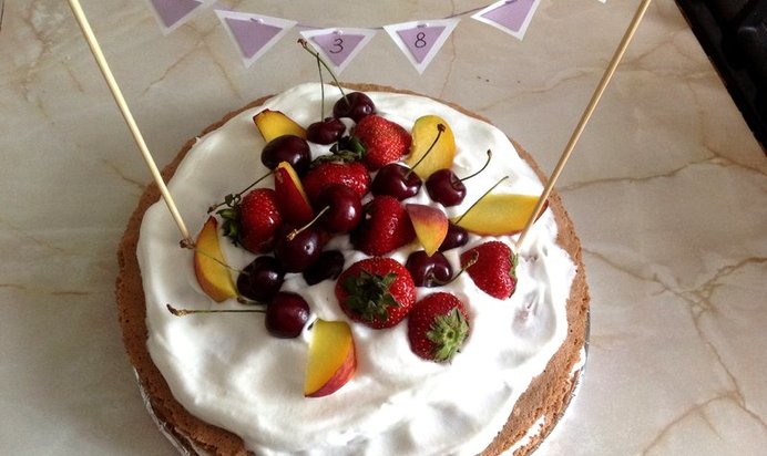 Голый торт со свежими ягодами