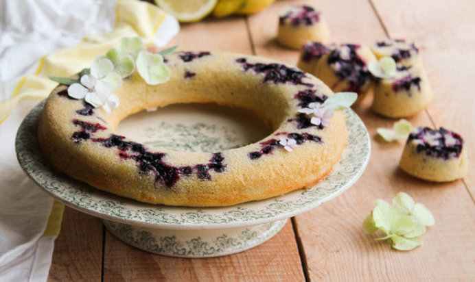 Лимонный кекс из рисовой муки с голубикой