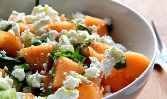 Салат с дыней и сыром