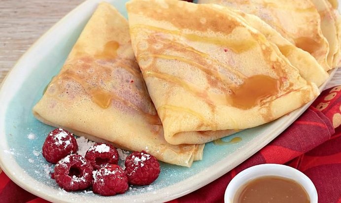 Блинчики с малиной и карамелью