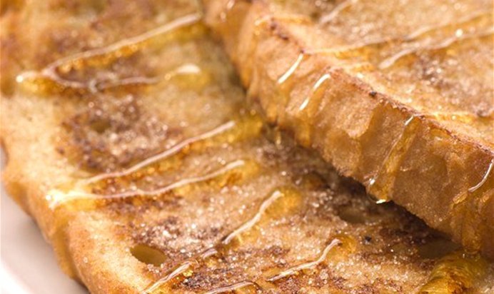 Сладкие французские тосты с теплым персиковым компотом и кленовым сиропом