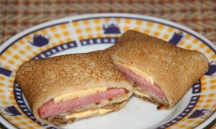 Блинчики с копченой колбасой