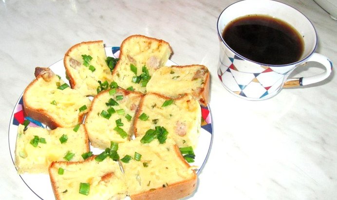 Кекс с мясом сыром и зеленым луком