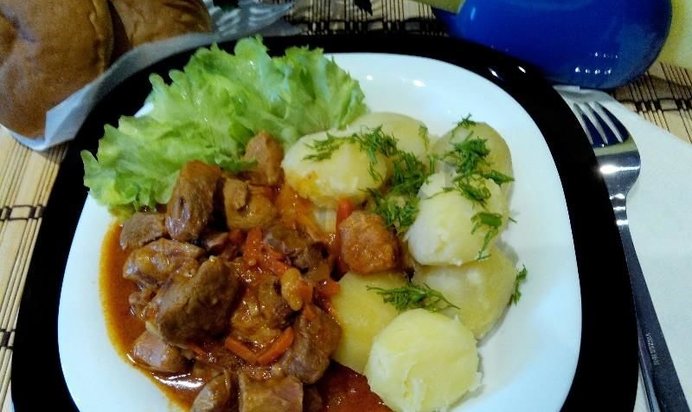 Гуляш из говядины в мультиварке