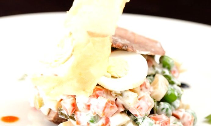 «Оливье» с курицей, сельдерем и цветной капустой