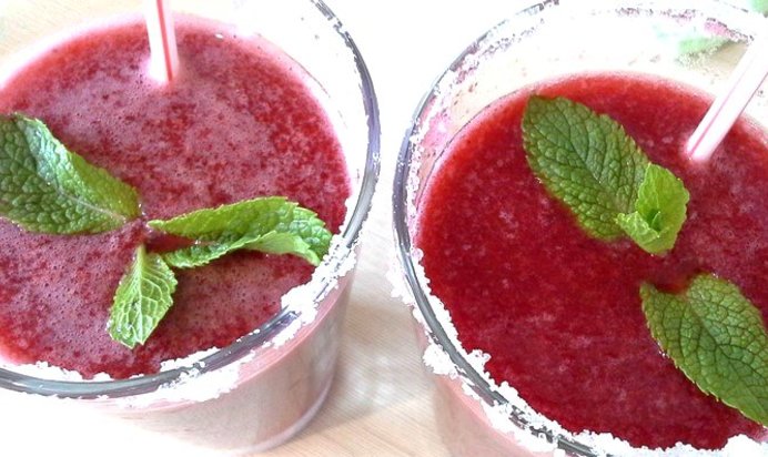 Коктейль с замороженными ягодами