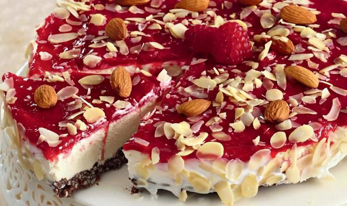 Миндальный торт с малиной