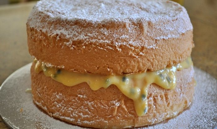 Бисквитный торт с творожной начинкой